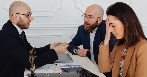 אישה רגשנית במהלך גירושיה